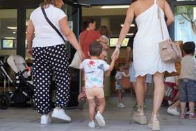 Nens/es acompanyats de les families entrant a una escola bressol 