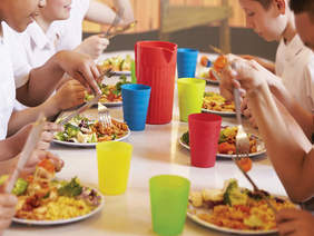 Foto alumnat dinant al menjador 