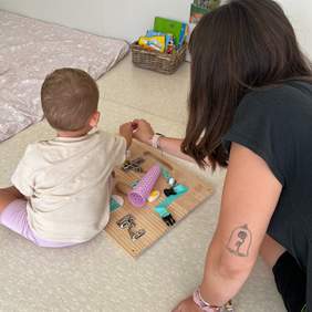 Educadora atenent un nadó