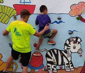 Imatge monitor i nen fent activitats a l'estiu