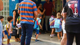 Foto entrada centre escolar amb els alumnes i pares