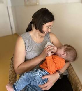 Foto educadora atenent un nadó