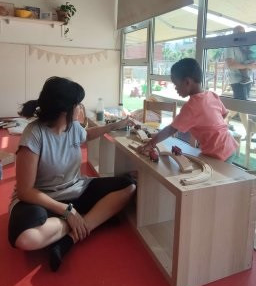 Foto d'una educadora amb un nen en una escola bressol